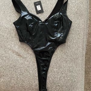 BRAND NEW FASHIONNOVA FAKE LEATHER BODY SUIT ⚫️